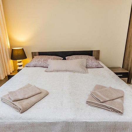 Prostorny Tripokojovy Apartman U Nabrezi Vltavy Apartman Prága Kültér fotó
