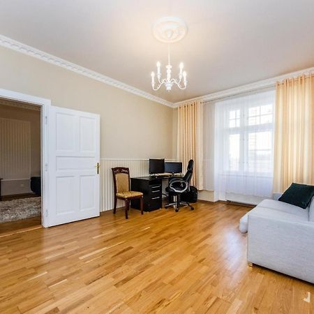 Prostorny Tripokojovy Apartman U Nabrezi Vltavy Apartman Prága Kültér fotó