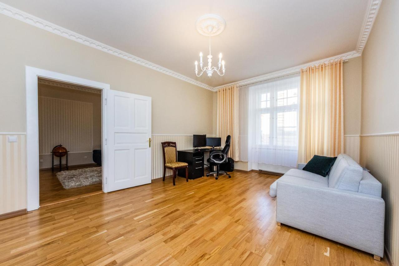 Prostorny Tripokojovy Apartman U Nabrezi Vltavy Apartman Prága Kültér fotó