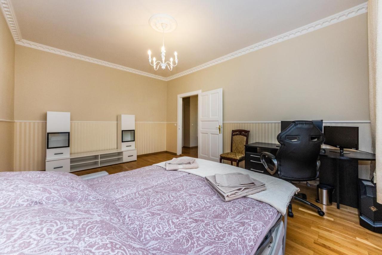 Prostorny Tripokojovy Apartman U Nabrezi Vltavy Apartman Prága Kültér fotó
