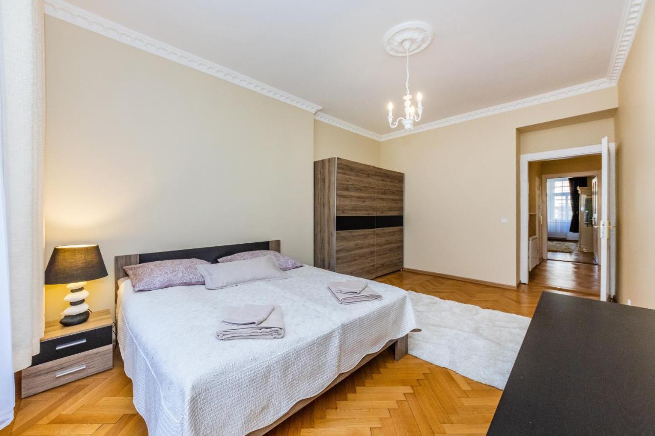 Prostorny Tripokojovy Apartman U Nabrezi Vltavy Apartman Prága Kültér fotó