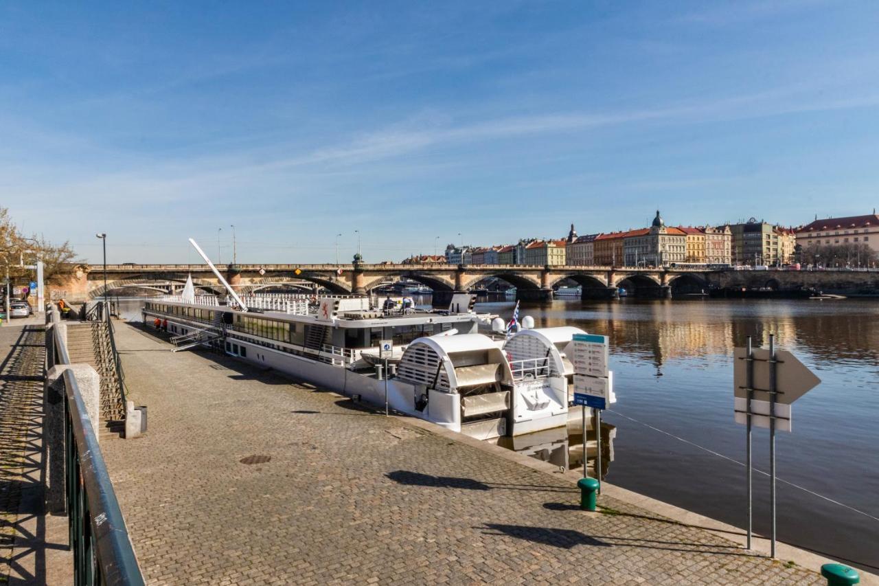 Prostorny Tripokojovy Apartman U Nabrezi Vltavy Apartman Prága Kültér fotó